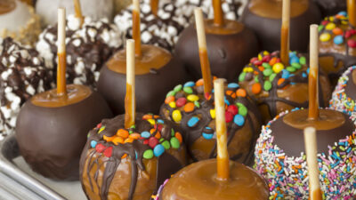 deluxe caramel apples
