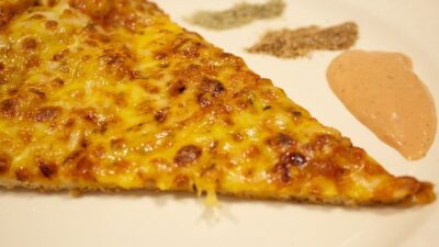 eating pizza like an israeli