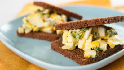 egg salad on pumpernickle