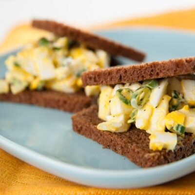egg salad on pumpernickle