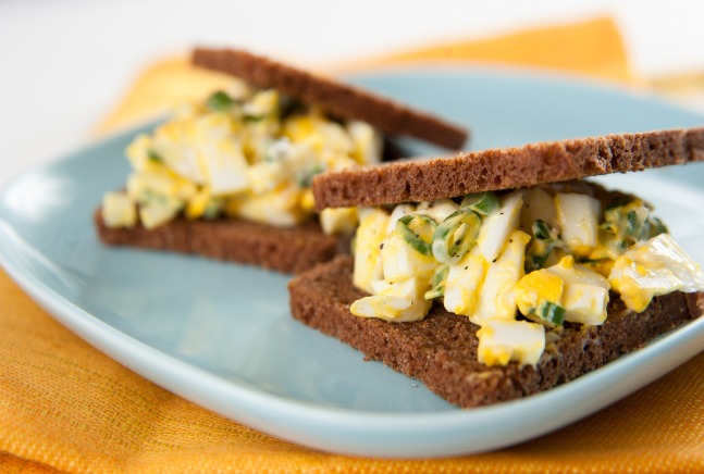 egg salad on pumpernickle