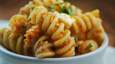 fusilli with goat cheese, red peppers and basil