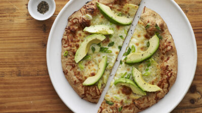 garlic and avocado pizza