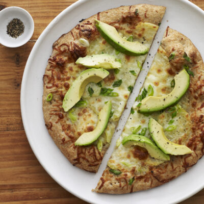 garlic and avocado pizza