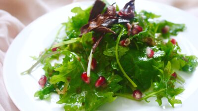 Kale salad with caramelized leek vinaigrette and carrot bacon