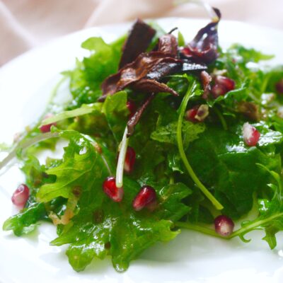 Kale salad with caramelized leek vinaigrette and carrot bacon