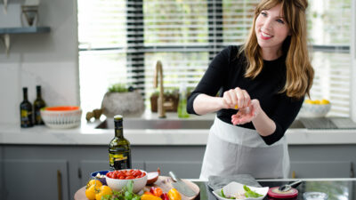 JAMIE MAKING SALAD