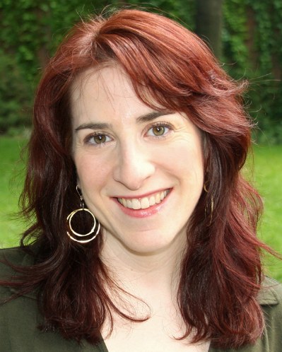 JulieOutsideHeadshot3_09_600px1