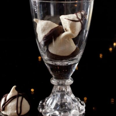 Lemon Infused Meringue Kisses