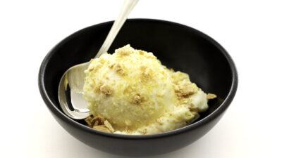 Mango Frozen Yogurt with Graham Crackers