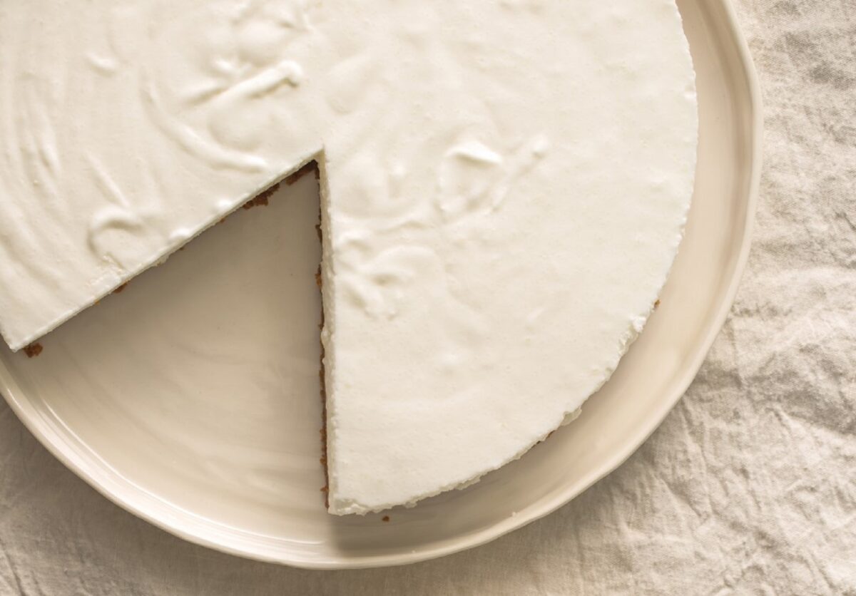 No-Bake Cheesecake Over Crumbled Caramel Biscuits