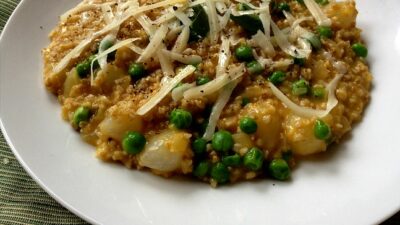 oat risotto with peas and spring onions
