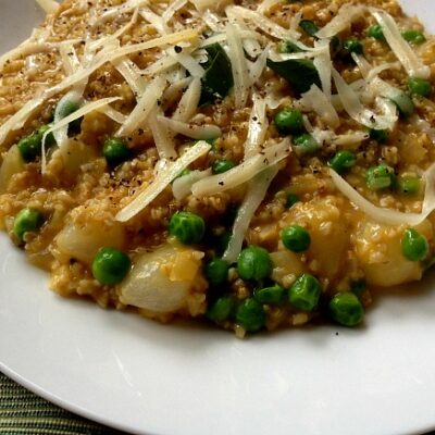 oat risotto with peas and spring onions