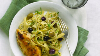 Pasta with chicken and olives