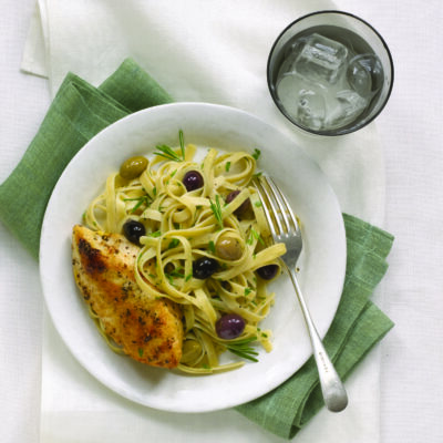 Pasta with chicken and olives
