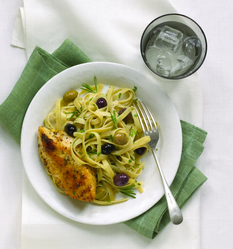 Pasta with chicken and olives