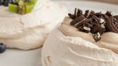Pavlova with Greek Yogurt