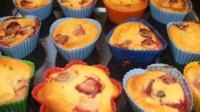 ricotta strawberry muffins