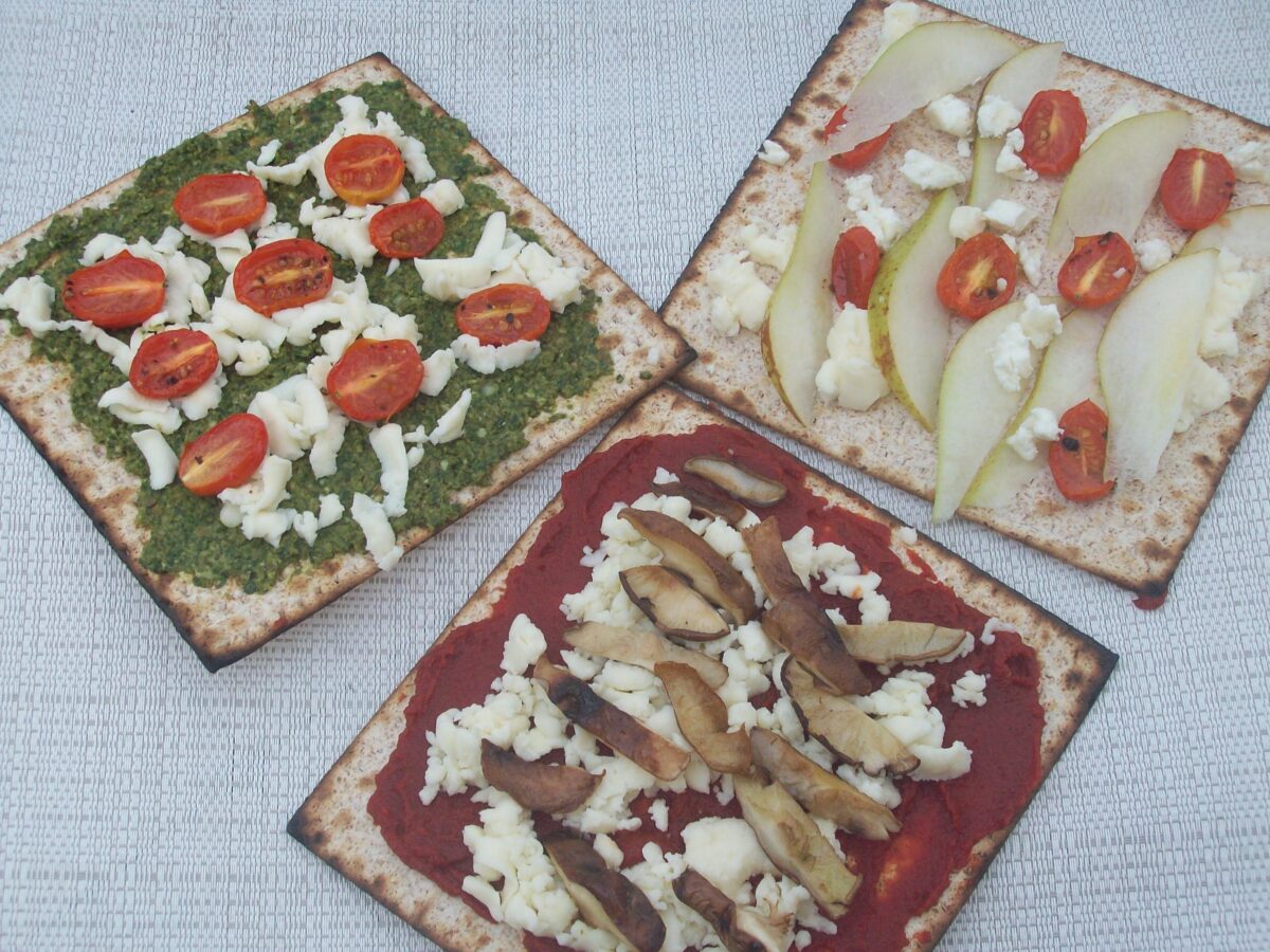 Roasted Garlic Matzo Pizza