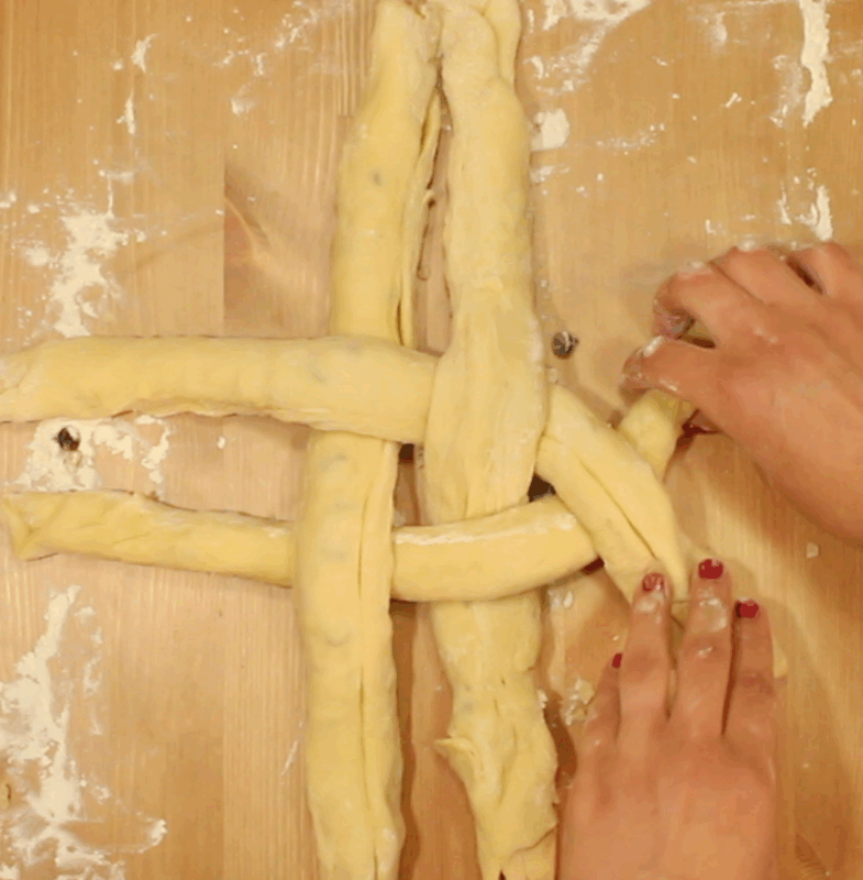Fold the ends of the ropes over each other.