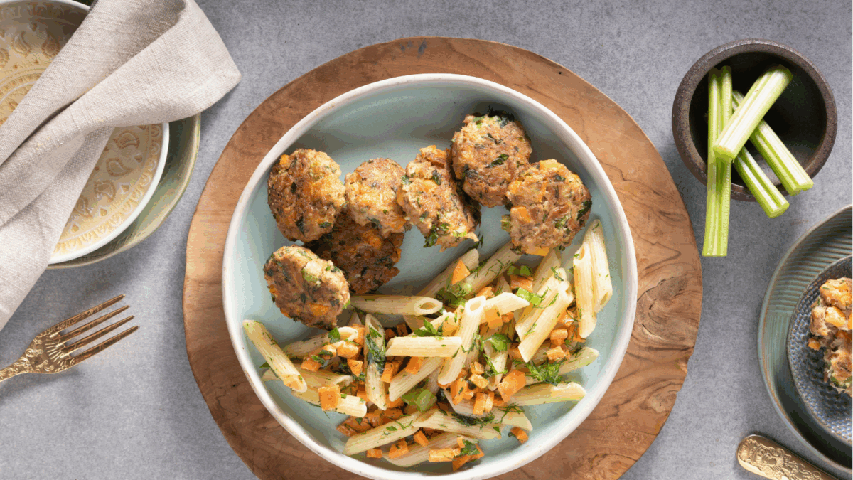 Tuna cakes with macaroni salad