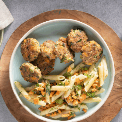 Tuna cakes with macaroni salad