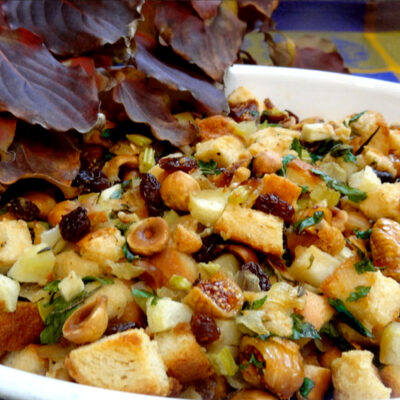 bread stuffing with figs and hazelnuts