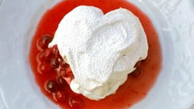 Vanilla Heart-Shaped Meringues filled with Cranberries
