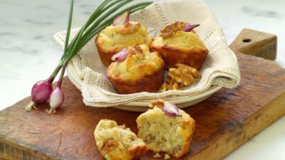 Walnut &ndash; Onion Muffins