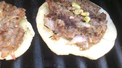 zaatar meat pizza