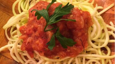 ZOODLES IN PUTTANESCA SAUCE