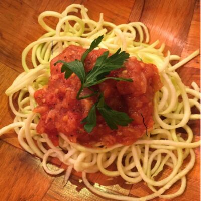 ZOODLES IN PUTTANESCA SAUCE