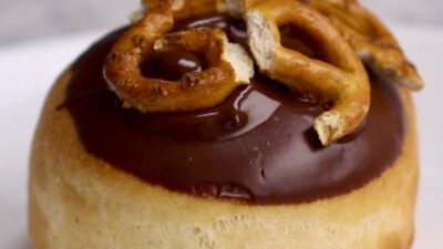 Milk chocolate with pretzels, a perfect combination!