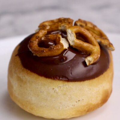 Milk chocolate with pretzels, a perfect combination!