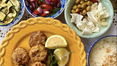 Keftes de prasa y karne, leek fritters