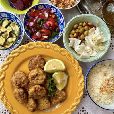 Keftes de prasa y karne, leek fritters