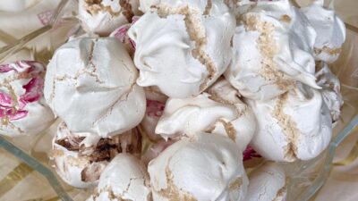 Meringues with Mastic